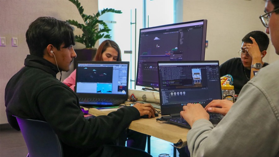 Estudiantes desarrollan un videojuego durante Ludic Jam CUU 2025 en Chihuahua